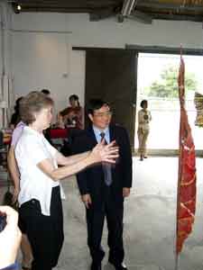 Jane explaining art work to Taitung County Magistrate