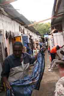 Selling showing batik